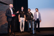 Martin Guérin accompagné des joueurs de hockey Joël Thisdale, Alexis Arsenault et Zachary Émond