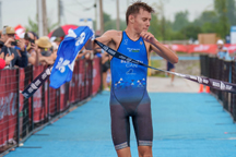 Mathis Beaulieu porte-drapeau du Québec et 1re médaille d'or du triathlon à Niagara en 2022
